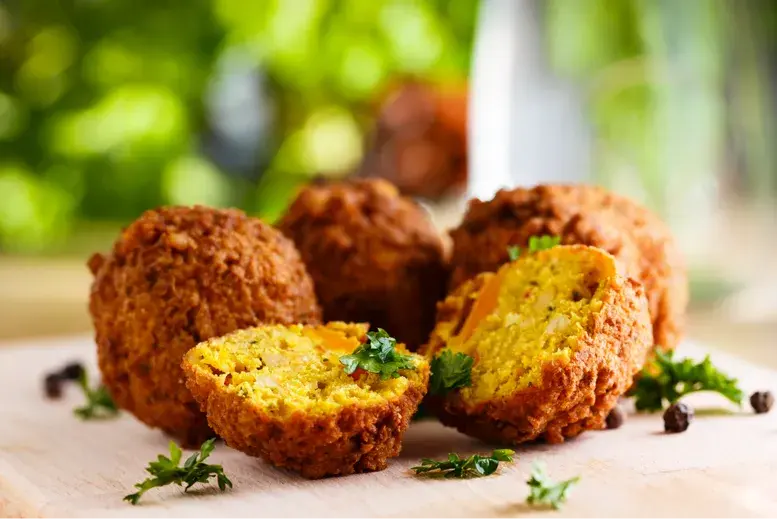 Falafel kebab co to? Odkryj smaki i korzyści wegetariańskiej alternatywy