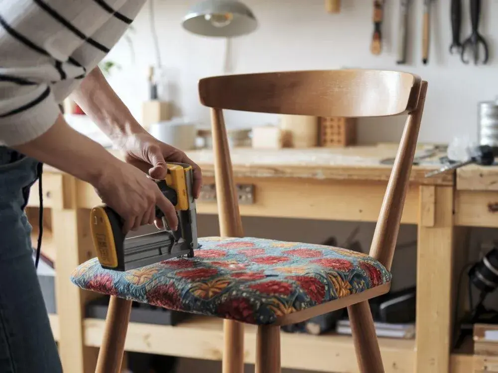 Jak obić krzesło? Odnów mebel i oszczędź poradnik DIY!