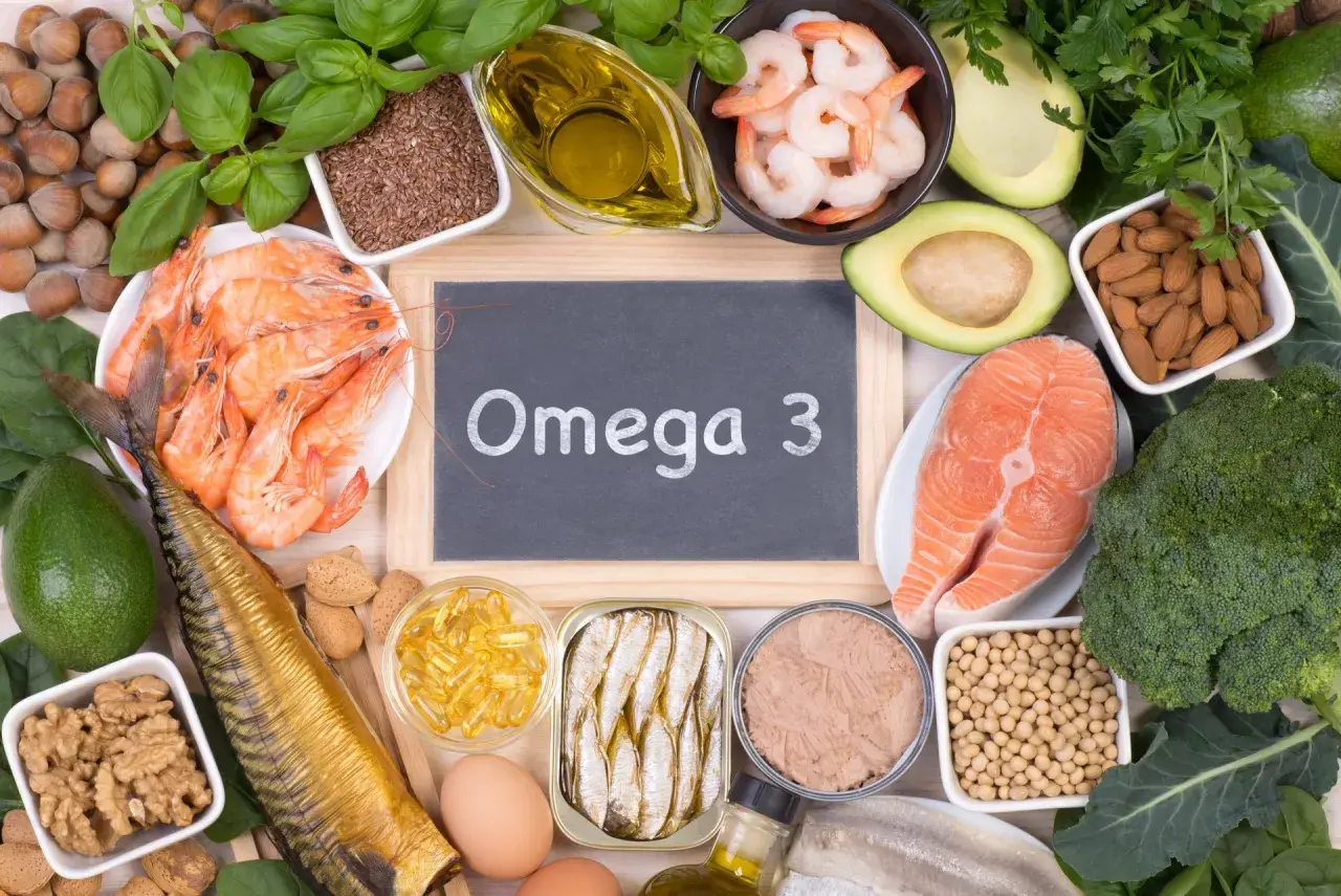 Vielfalt an Omega 3 Lebensmitteln: Lachs, Makrele, Garnelen, Sardinen, Walnüsse, Mandeln, Leinsamen, Avocado, Brokkoli, Eier und Öl.
