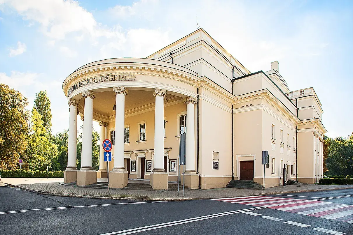 Teatr im. Wojciecha Bogusławskiego w Kaliszu, z charakterystycznym portykiem i kolumnami, zaprasza na spektakle.