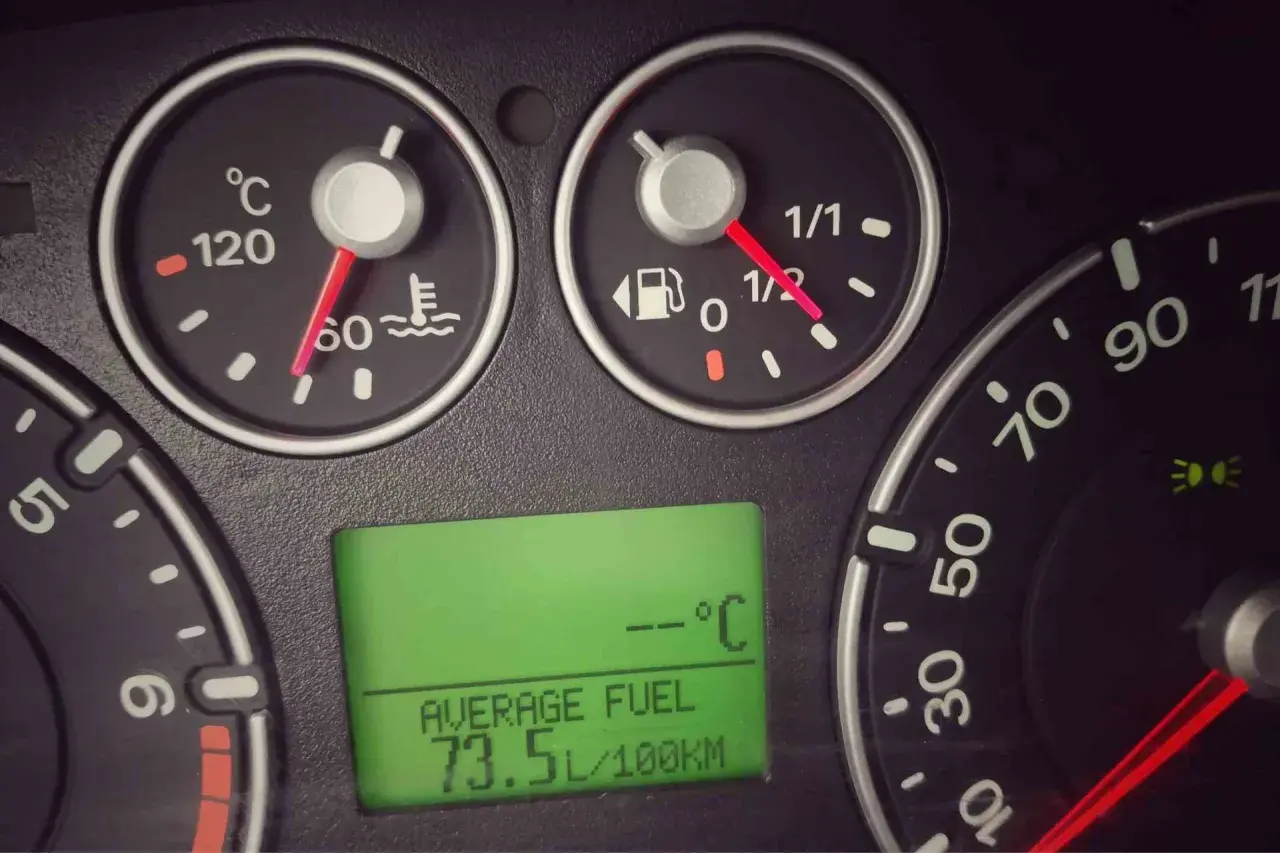 Wskaźniki pokazują temperaturę silnika, poziom paliwa i średnie spalanie 73.5L/100km.