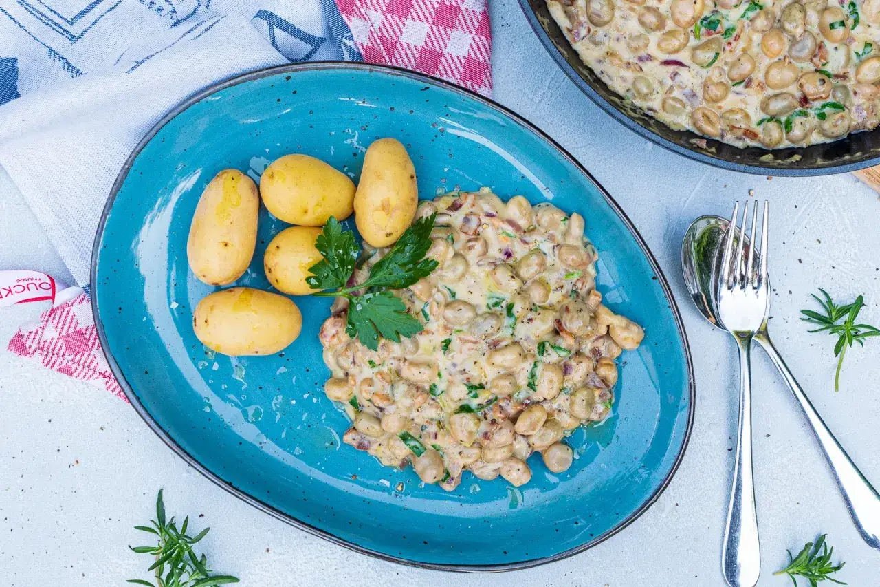 Ein köstliches Gericht mit dicken Bohnen in cremiger Sauce, serviert mit kleinen Kartoffeln. Ein einfaches, aber leckeres dicke bohnen rezept.