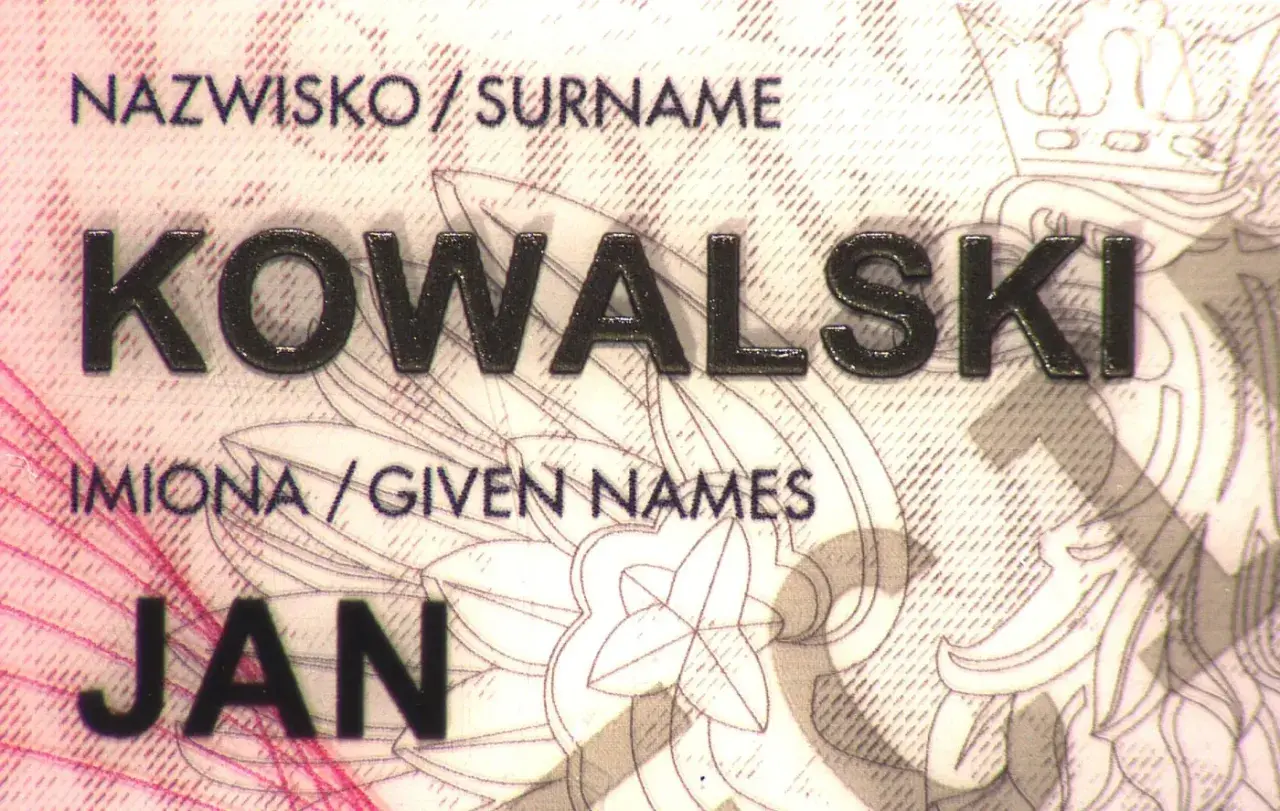 Nazwisko Kowalski, imię Jan. Fragment dowodu osobistego, który może być bezterminowy.