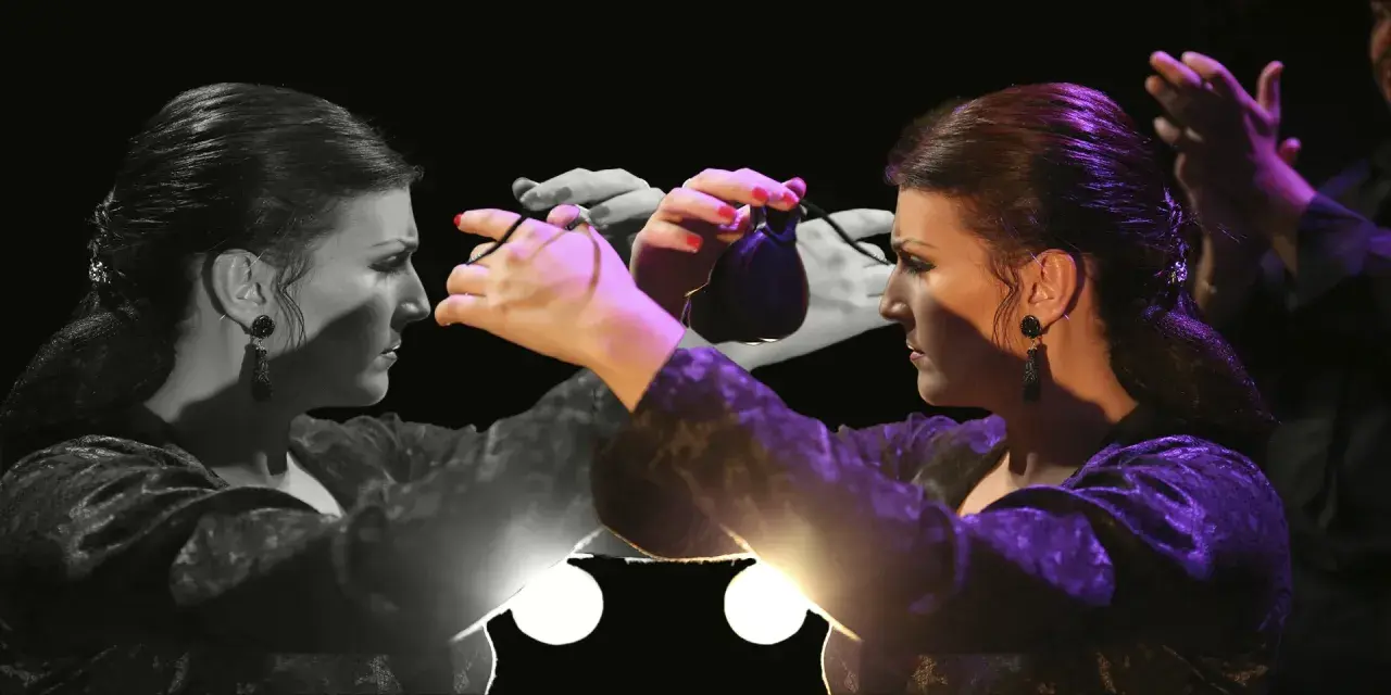 Una bailaora flamenca, con su elegante vestido, hace sonar la cachucha.