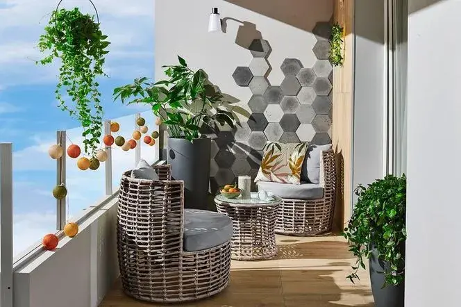 Alternatywne materiały i pomysły na aranżację płytek na balkon