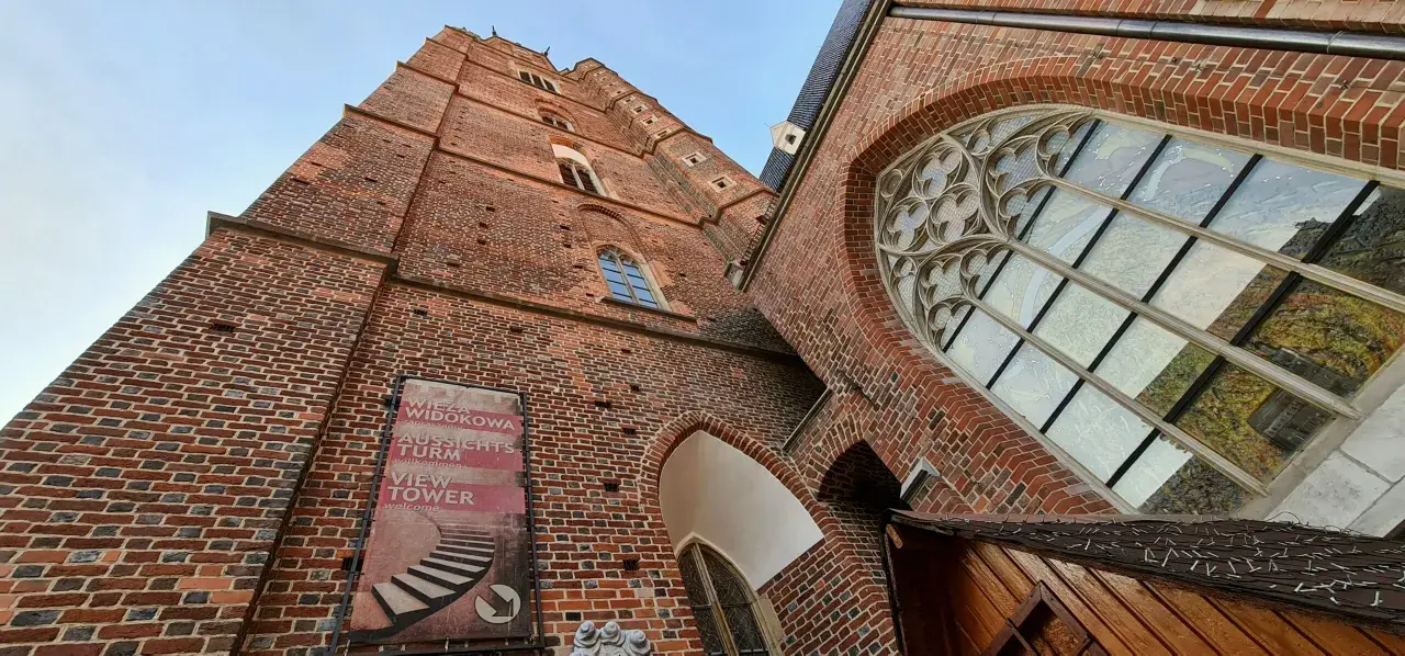 Wrocławski kościół garnizonowy z cegły, z widokiem na wieżę widokową.