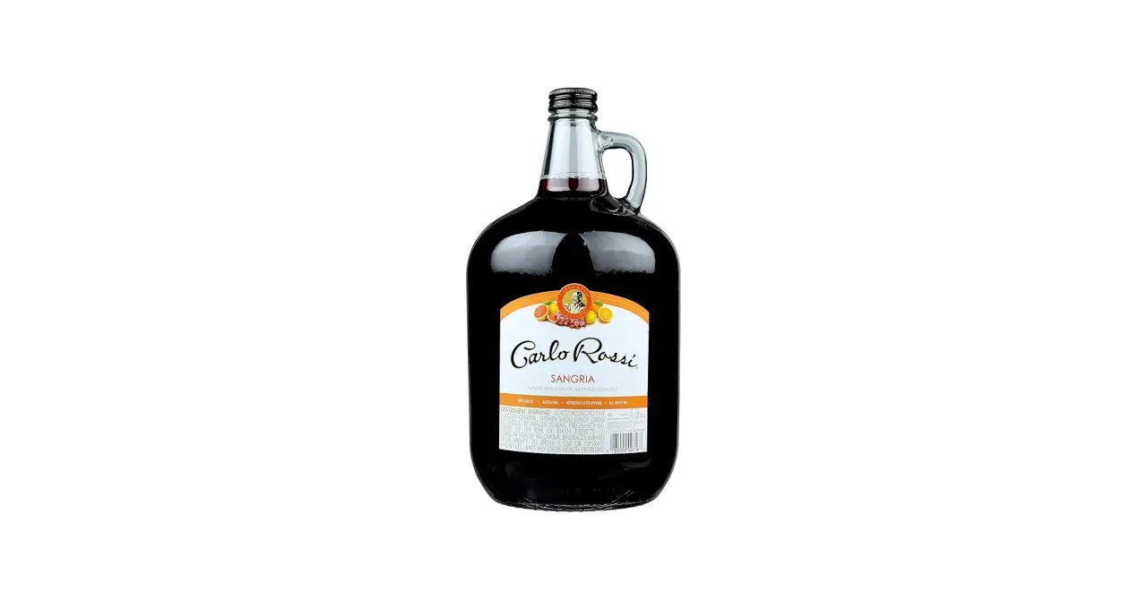 Butelka Carlo Rossi Sangria z uchwytem i etykietą.