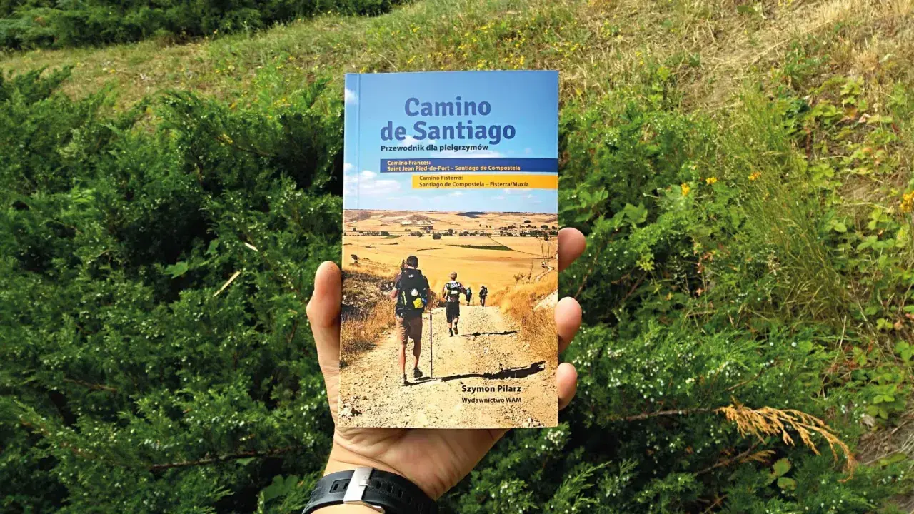 Przewodnik "Camino de Santiago" w dłoni. Dowiedz się, jak przygotować się do przejścia trasy camino de Santiago z Polski, by wyruszyć w niezapomnianą podróż.