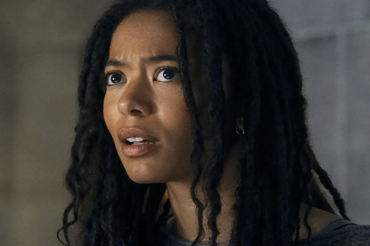 Gros plan sur le visage d'une jeune femme aux dreadlocks, l'air choqué. Elle pourrait être un personnage de gen v saison 3.