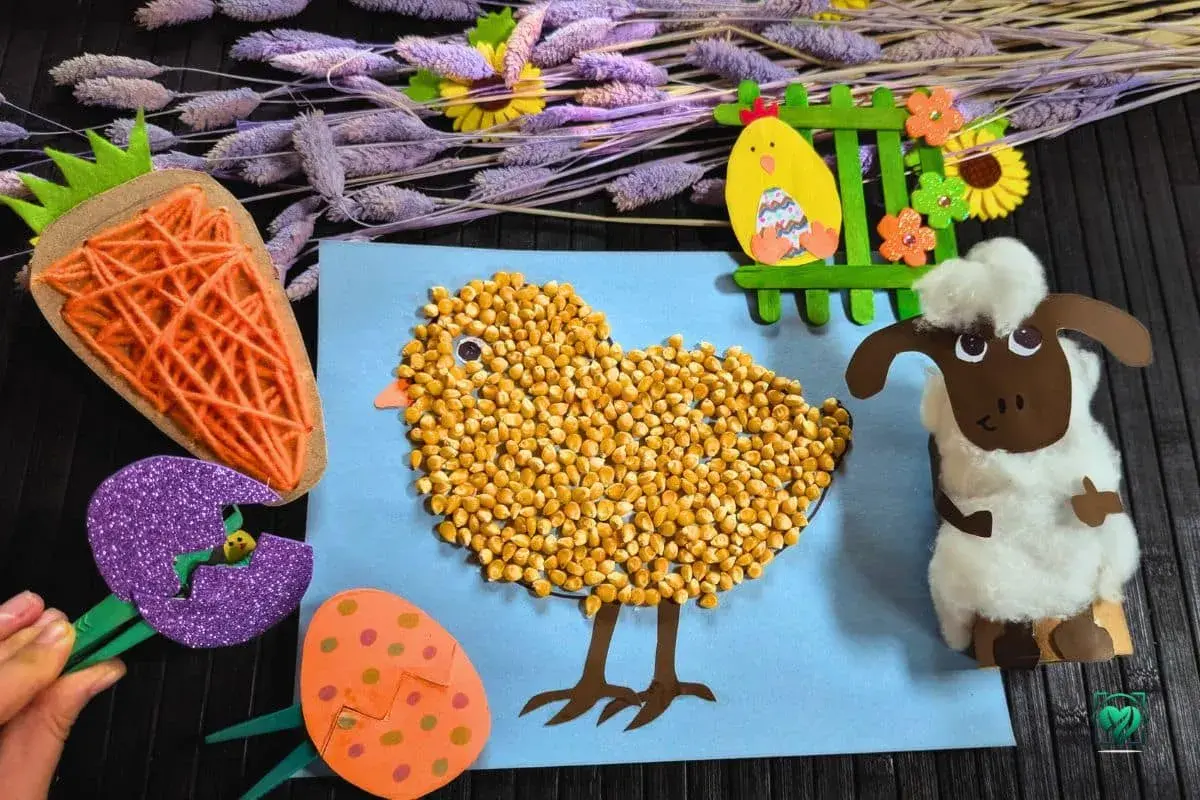 Bunte Osterbastelideen für Kinder: Küken aus Mais, Schaf aus Watte, Karotte aus Garn und Ostereier.
