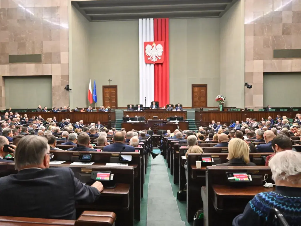 Posłowie w Sejmie. Kto stoi za nowym systemem rozliczania kilometrówek dla posłów KO od stycznia 2026?
