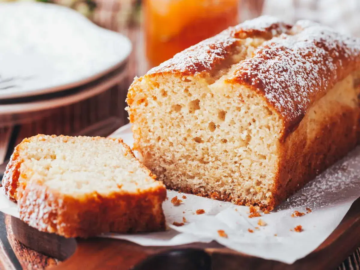 Un délicieux cake, saupoudré de sucre glace, prêt à être dégusté. Le temps de cuisson cake four chaleur tournante est parfait pour cette texture moelleuse.