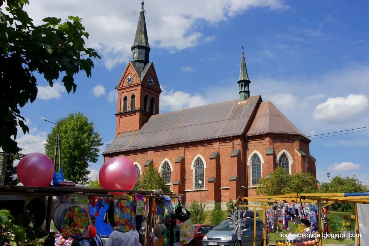 Jarmark z balonami i kościołem w tle. Może to przygotowania do imienin Bartłomieja?