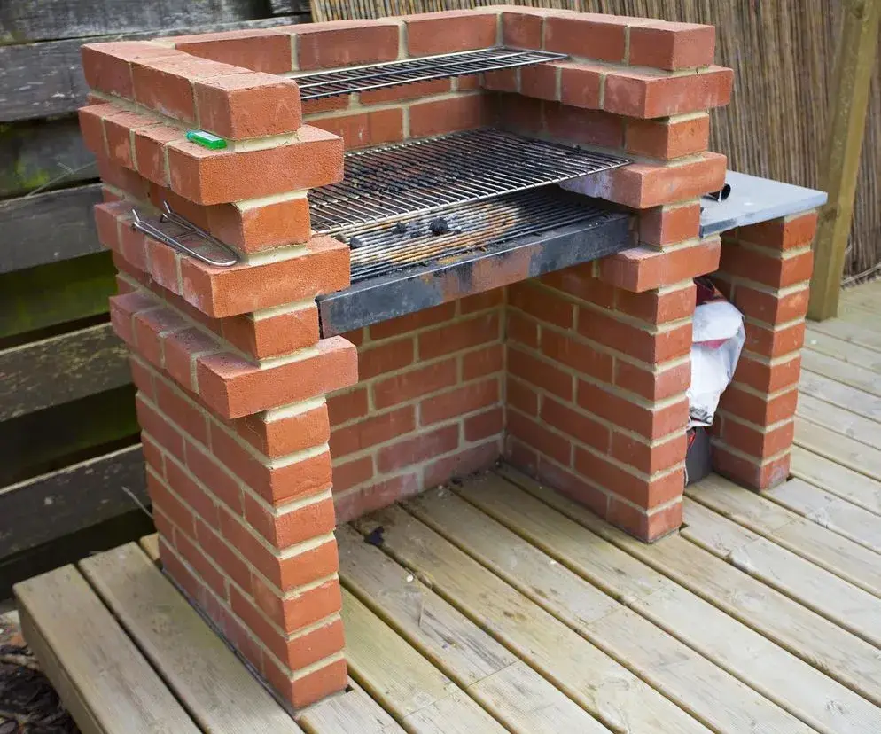 Zbuduj grill z cegły: Poradnik DIY krok po kroku | Trwały grill w ogrodzie