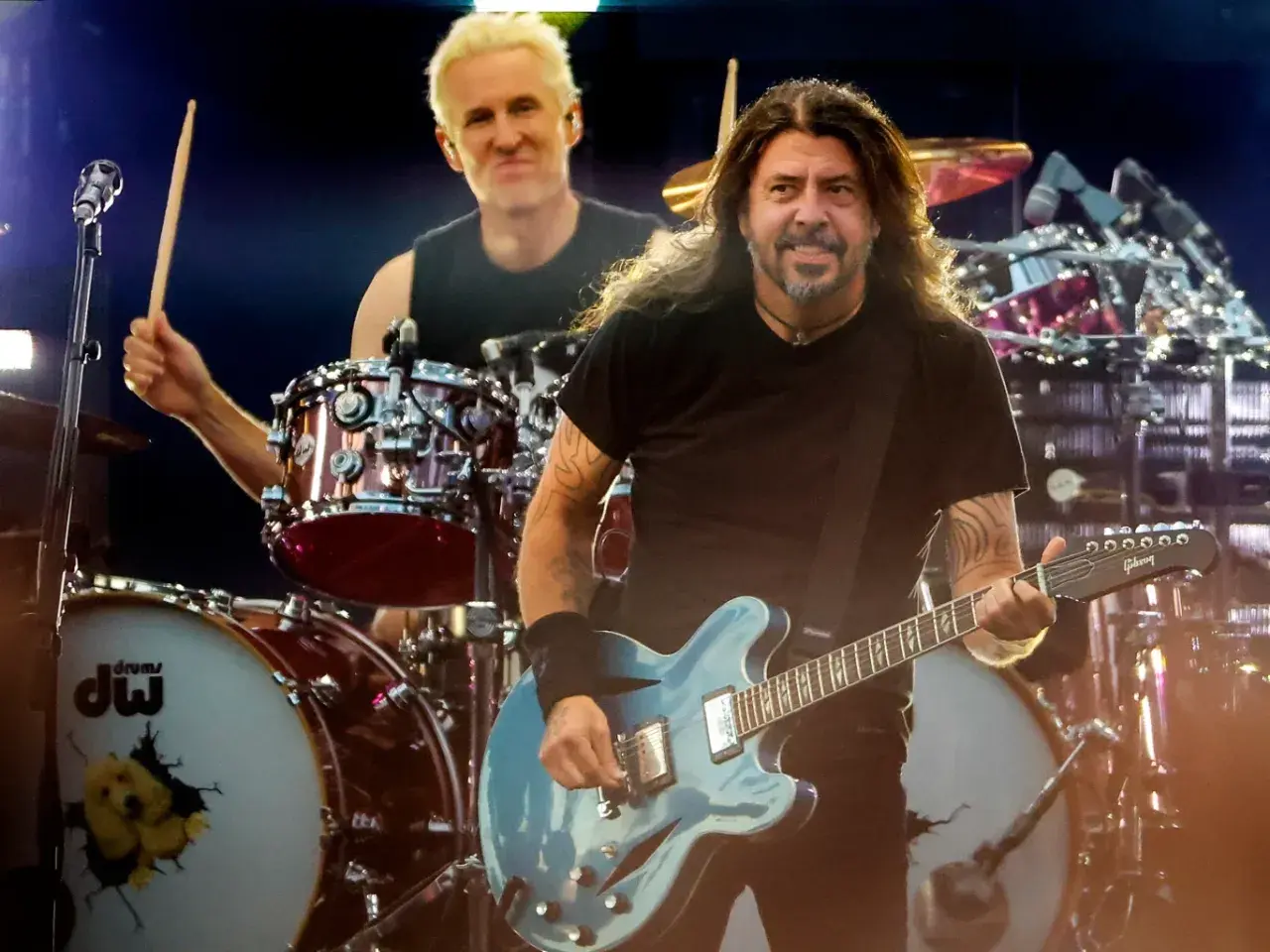 Perkusista Foo Fighters, Taylor Hawkins, w akcji. Dave Grohl gra na gitarze w tle.