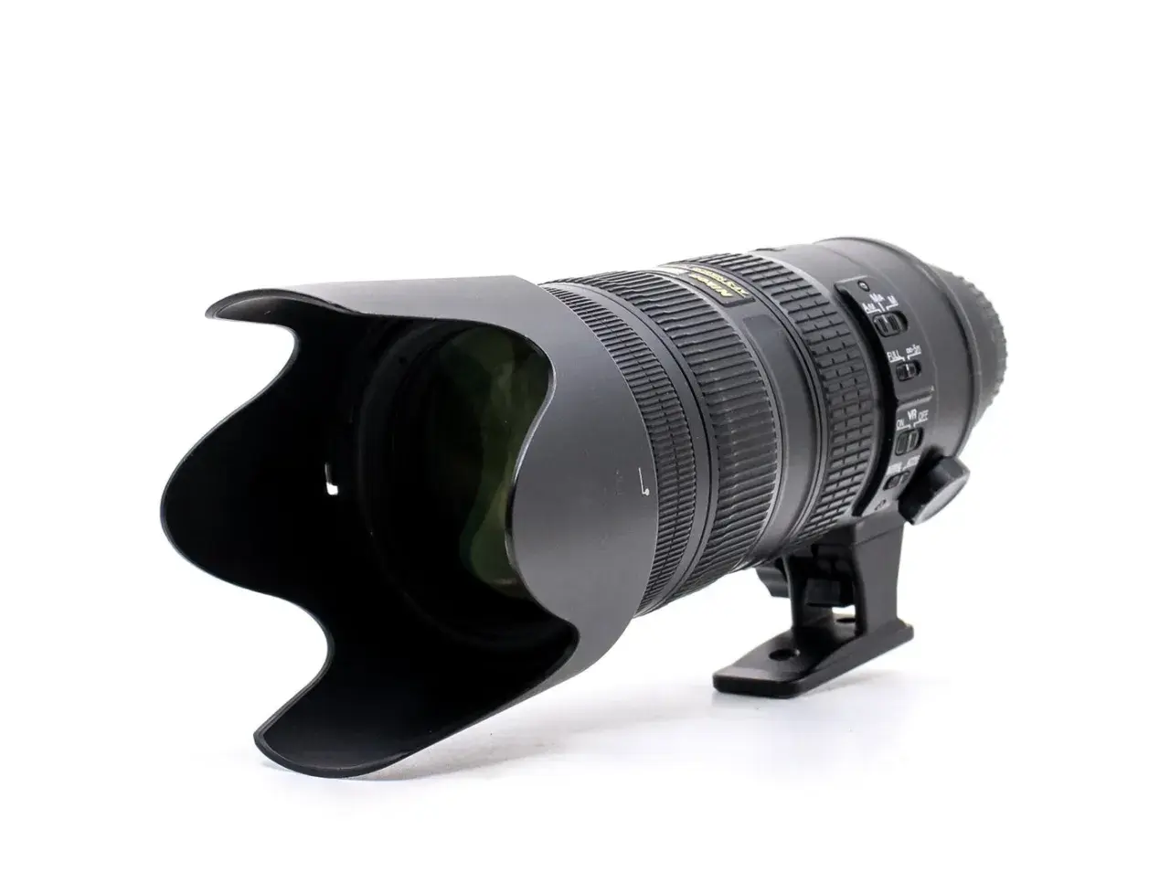 Obiektyw Nikon z osłoną przeciwsłoneczną. Zastanawiasz się, af-s co to znaczy? To skrót od "Auto Focus Silent", czyli cichy autofokus.