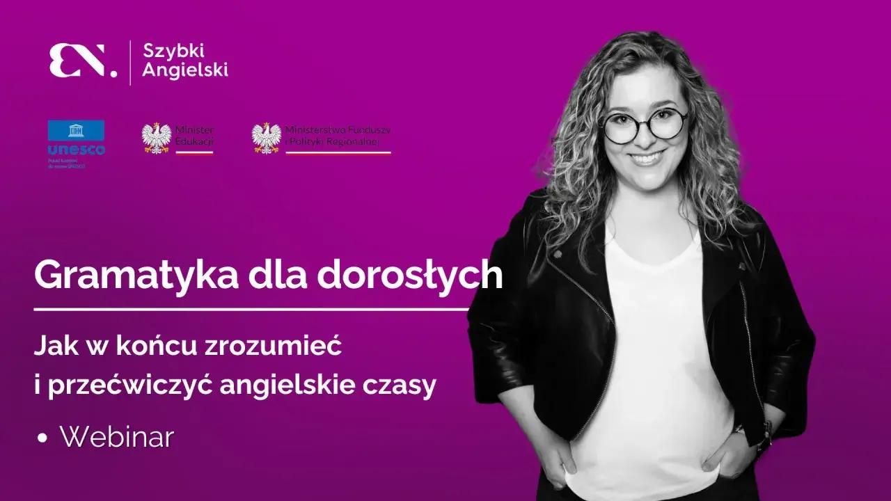 Uśmiechnięta kobieta w okularach i skórzanej kurtce na tle purpurowym z napisem "Gramatyka dla dorosłych".