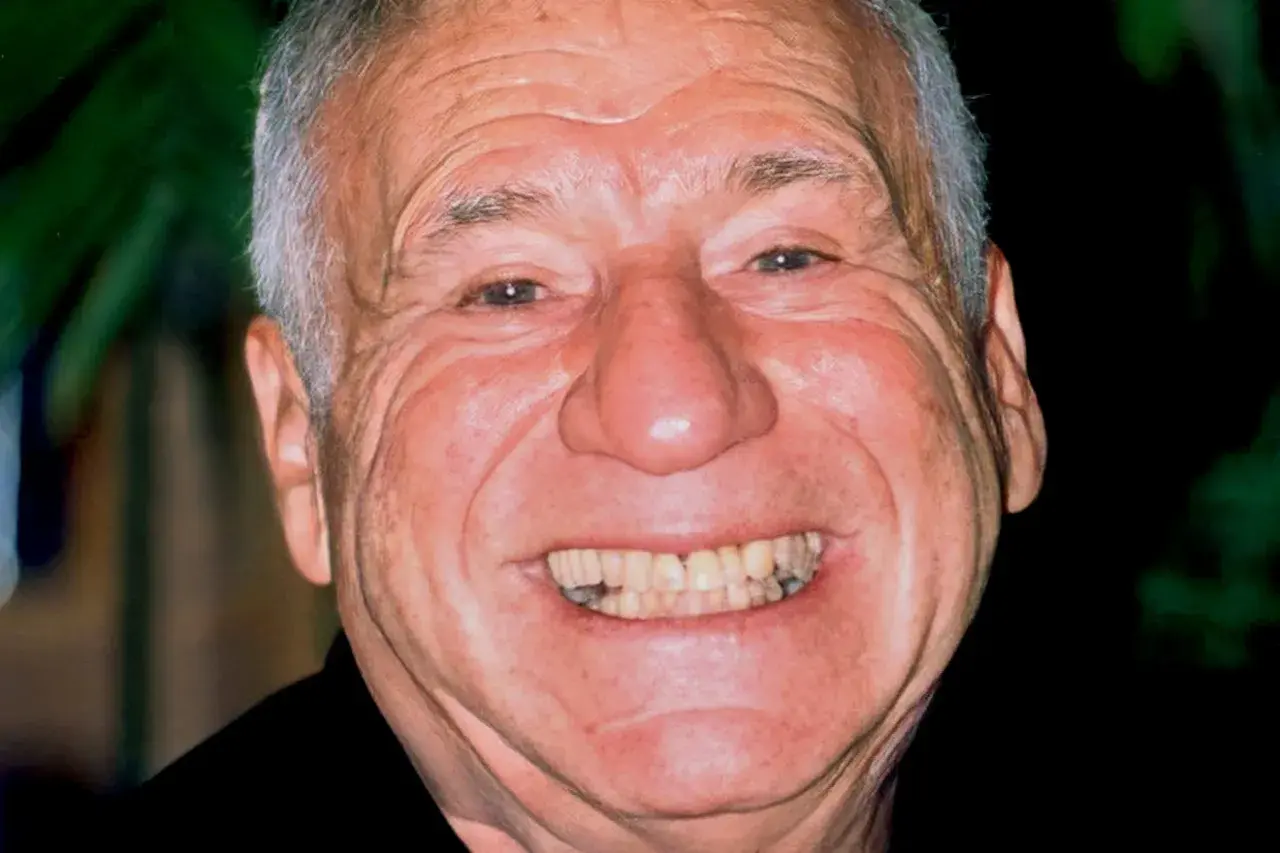 Uśmiechnięty Mel Brooks, legenda komedii, twórca niezapomnianych mel brooks filmów.