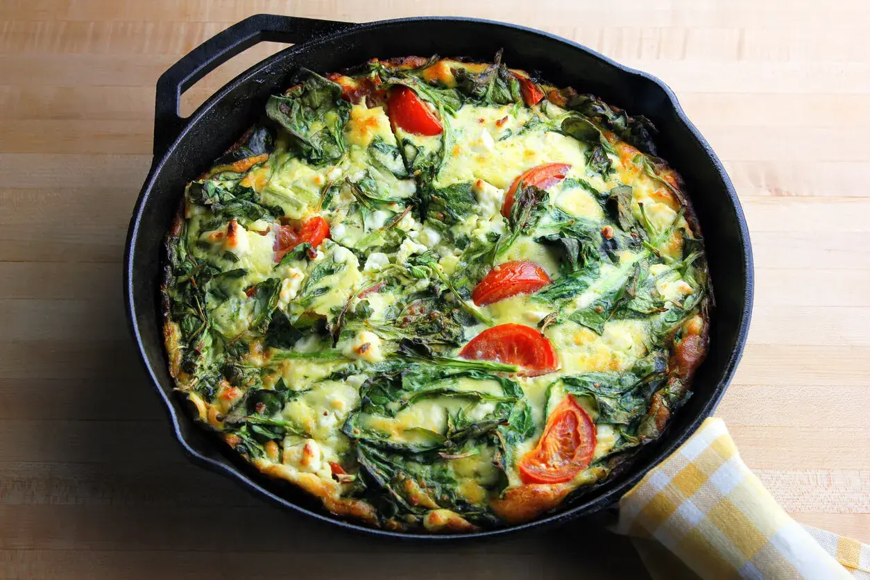 Frittata casera con acelgas, queso feta y tomates. Una opción deliciosa para tus recetas con acelgas.