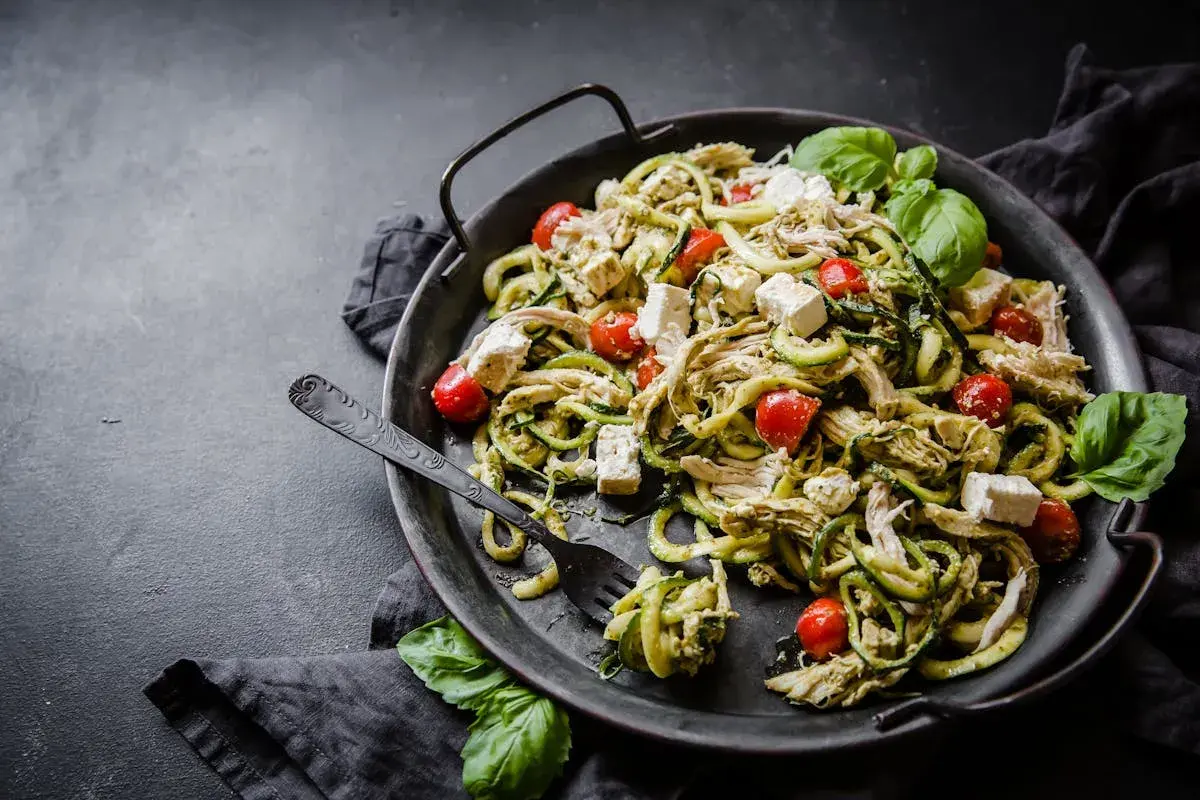 Zucchinipasta med kyckling, tomater och fetaost. En härlig och proteinrik mat som passar perfekt för en lätt lunch.