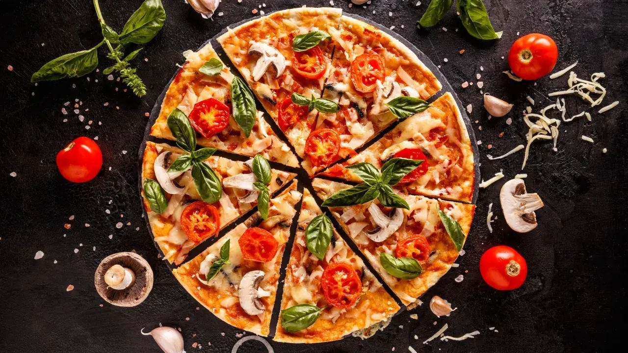 Pizza con champiñones, tomates y albahaca. ¿Qué significa dop? ¡Una delicia!