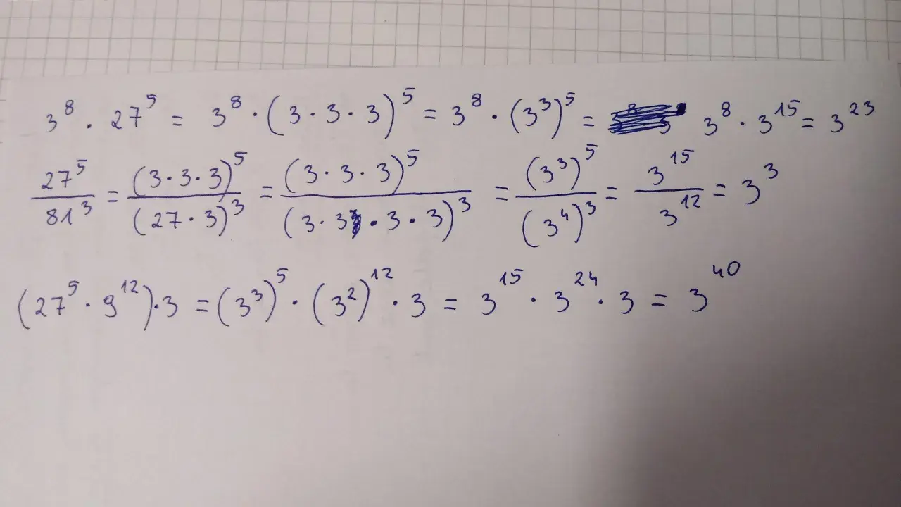 Matematyczne obliczenia pokazujące, jak zapisać w postaci jednej potęgi wyrażenia z potęgami i mnożeniem.