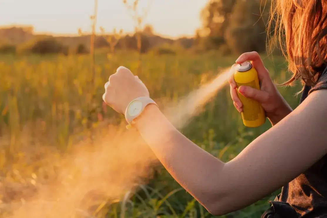 Perfumy na komary: Czy Twój zapach je odstraszy, czy przyciągnie?