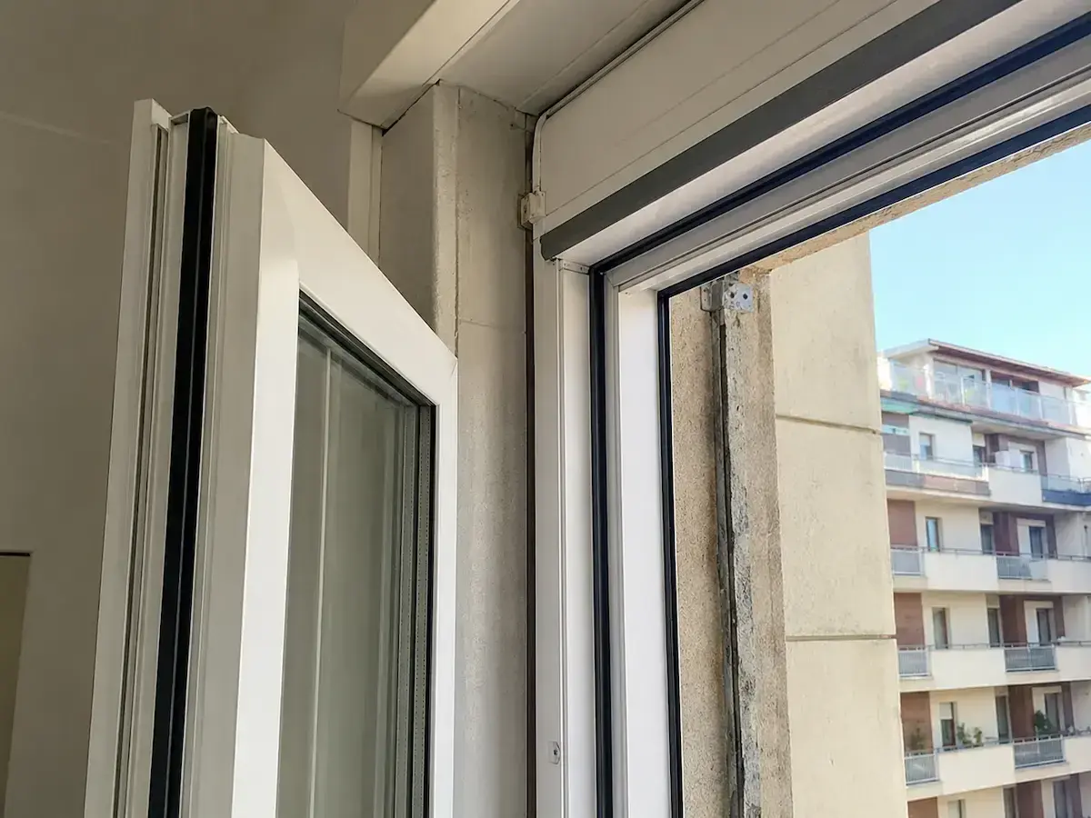 Dettaglio di una finestra con vetro acustico 60 dB, che garantisce silenzio e comfort.