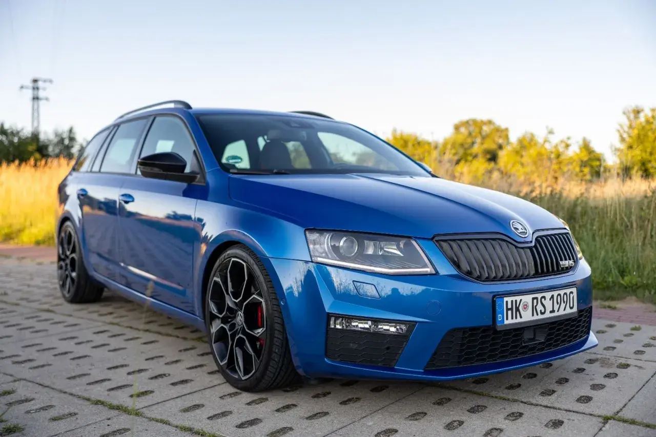 Niebieska Skoda Octavia RS, sportowa wersja kombi. Vrs co to za marka? To Skoda, znana z praktycznych i dynamicznych aut.