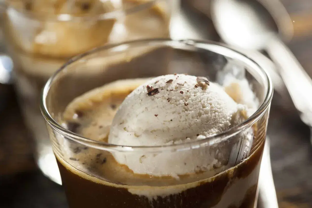 Pyszne affogato kawa: gałka lodów waniliowych w gorącym espresso, posypana wiórkami czekolady.