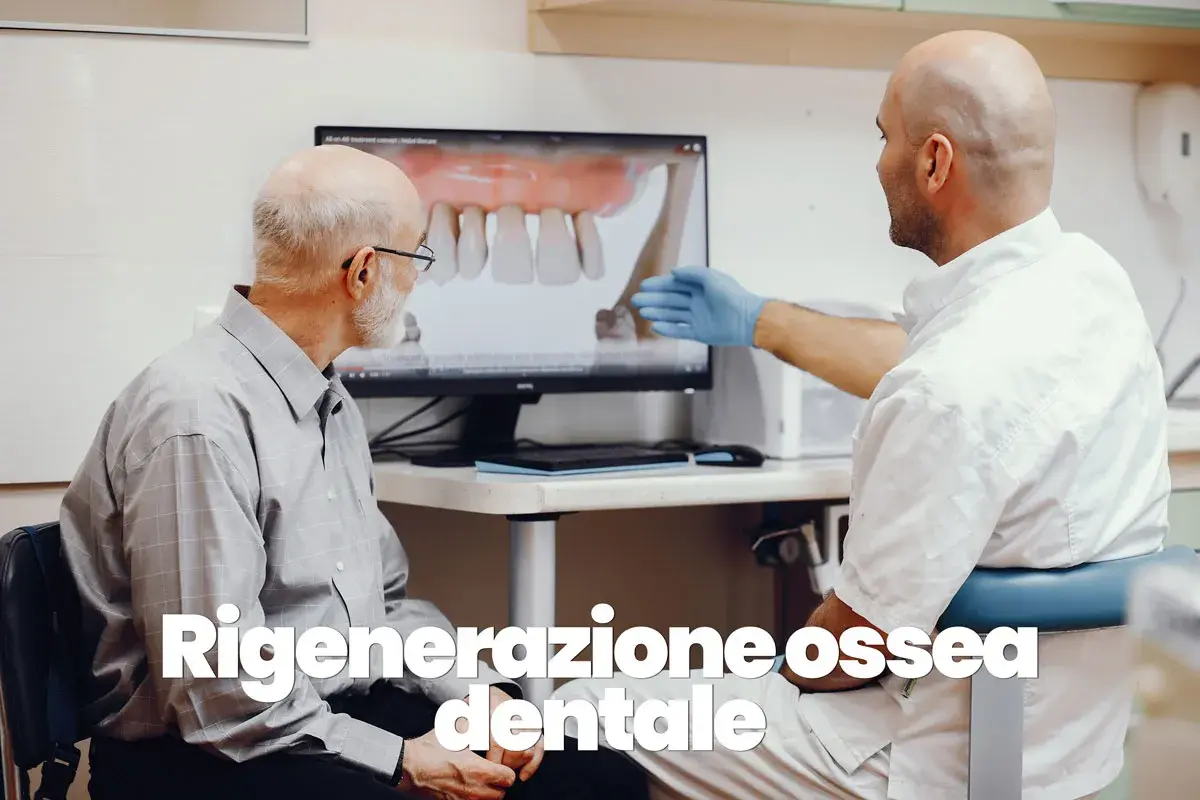 Dentista mostra a paziente un modello 3D di denti e mascella, spiegando la rigenerazione ossea dentale.