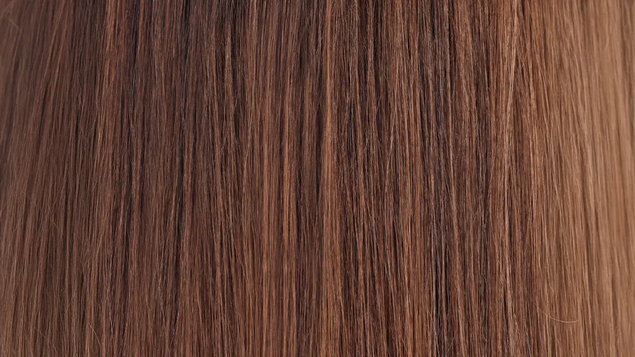Cabello castaño con textura, ideal para aprender como reparar puntas abiertas y lucir una melena saludable.