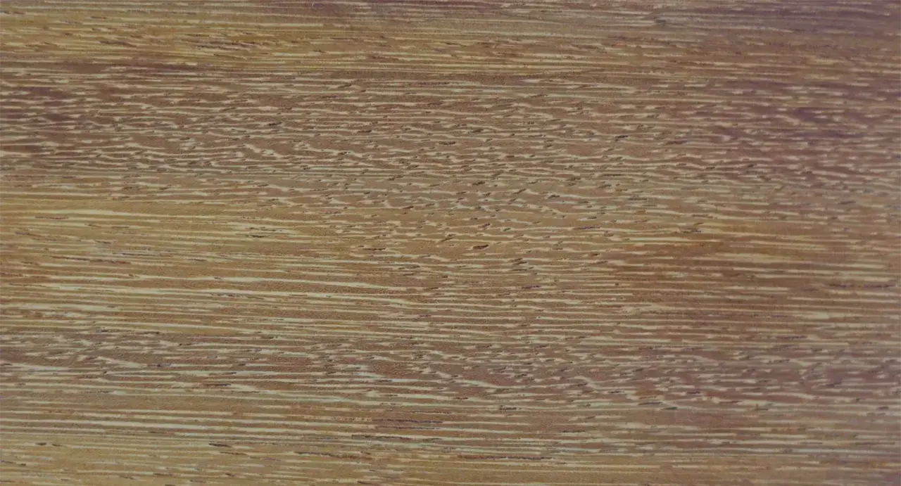 Textura de madera con vetas horizontales en un cálido color iroko, con detalles más claros que simulan el paso del tiempo.