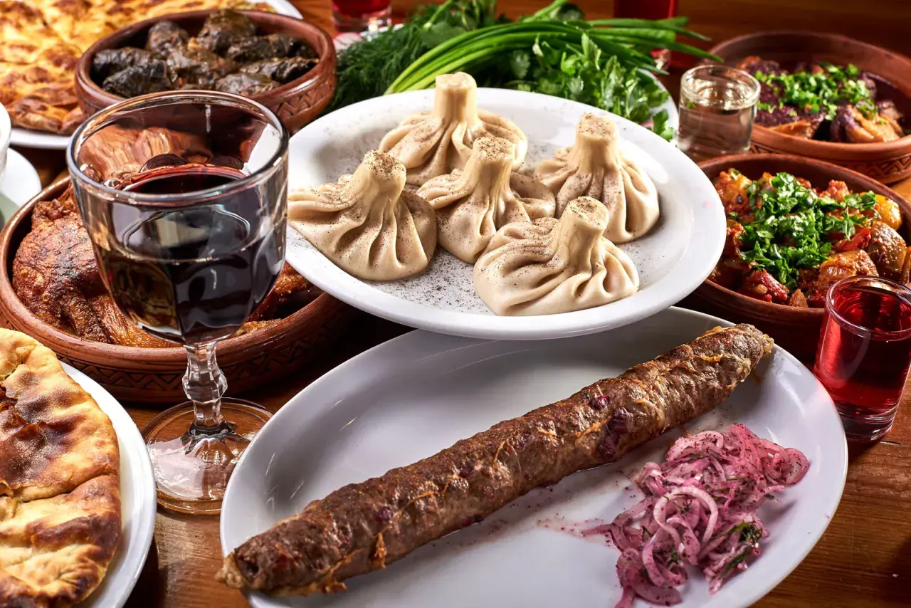 Chinkalnia restauracja gruzińska menu: khinkali, kebab, chaczapuri, dolma i wino. Prawdziwa uczta!