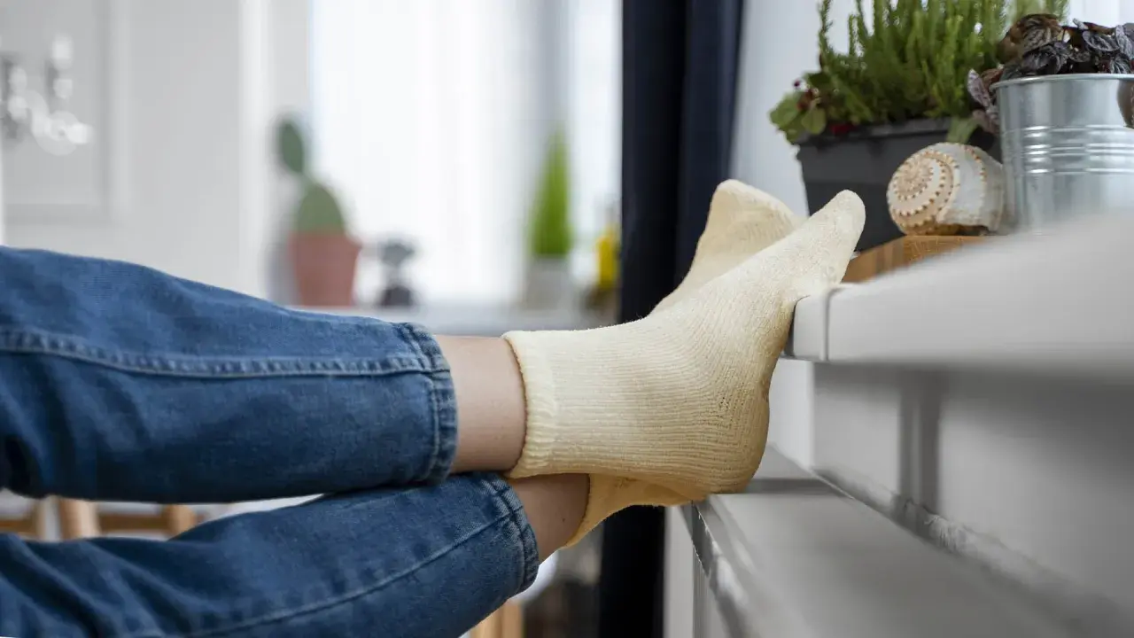 Gambe in jeans e calzini gialli, un modo per combattere la sensazione di gambe fredde.