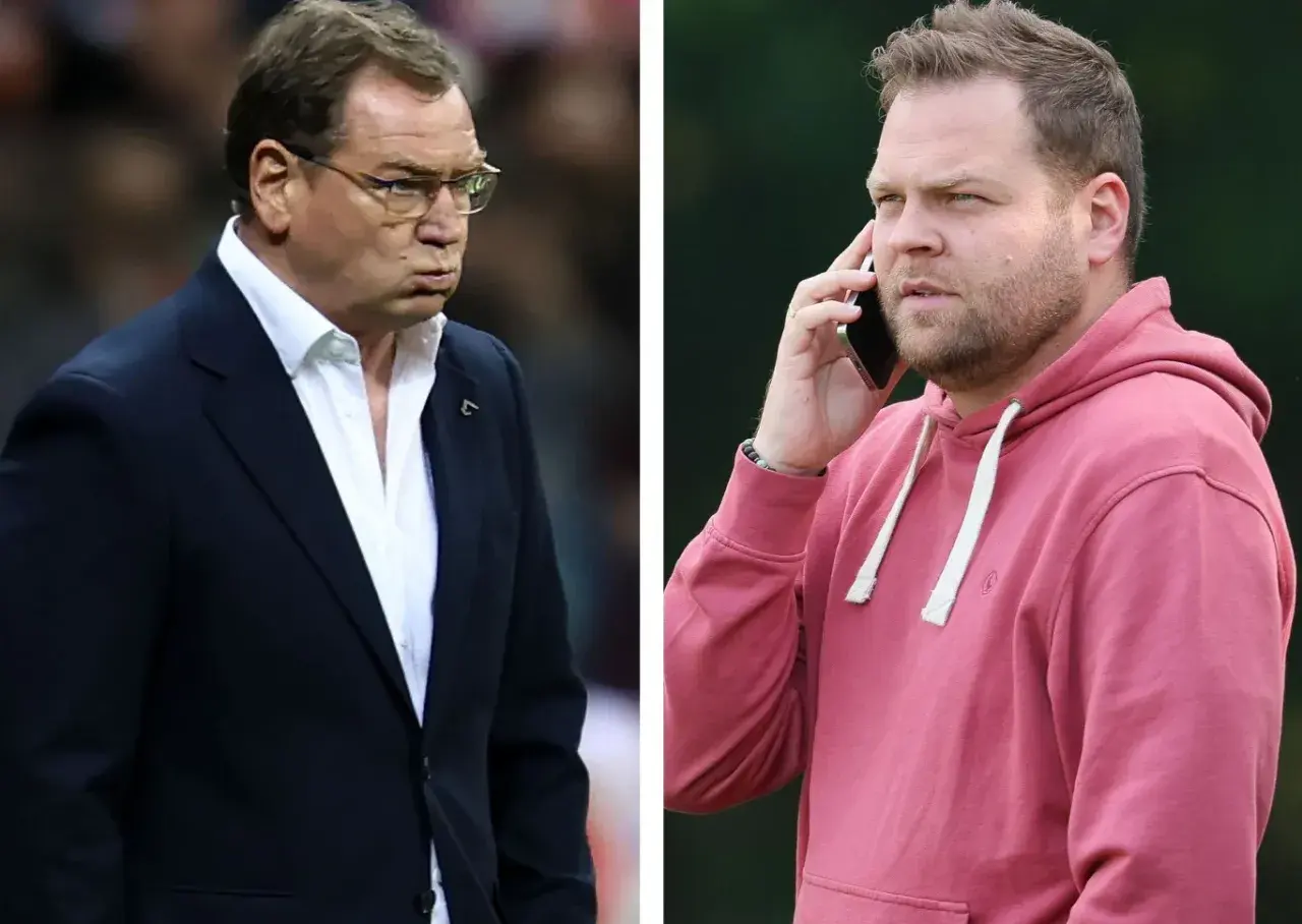 Jan Urban i jego syn, jeden w garniturze, drugi w bluzie, rozmawiają przez telefon.