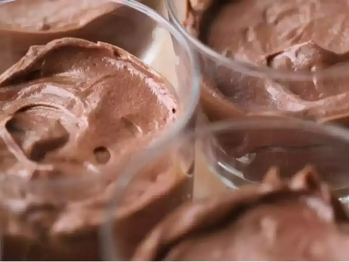 Douce mousse chocolat mascarpone sans oeufs, servie dans des verrines.