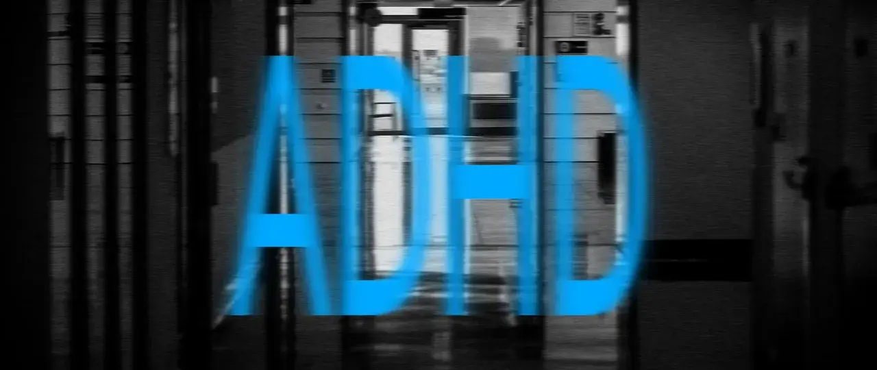 Blå texten "ADHD" över en suddig korridor. Bilden kan symbolisera kampen mot missbruk vid ADHD.