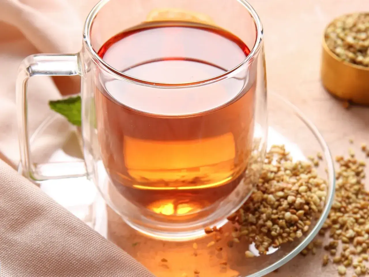 Zaparz żółtą herbatę z Egiptu, by poczuć jej wyjątkowy smak. Oto jak parzyć ten aromatyczny napój.