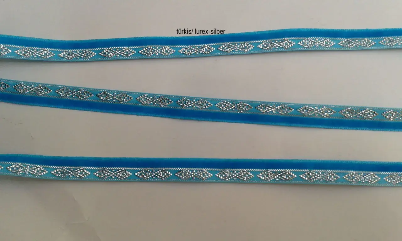 Türkisblaues Samtband mit silberner Lurex-Verzierung, ideal für Dirndl.