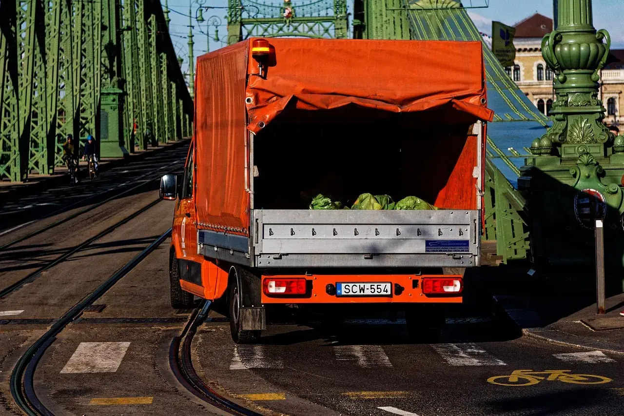 Ile płaci spedycja za km busem? Realne stawki i zyski 3.5t