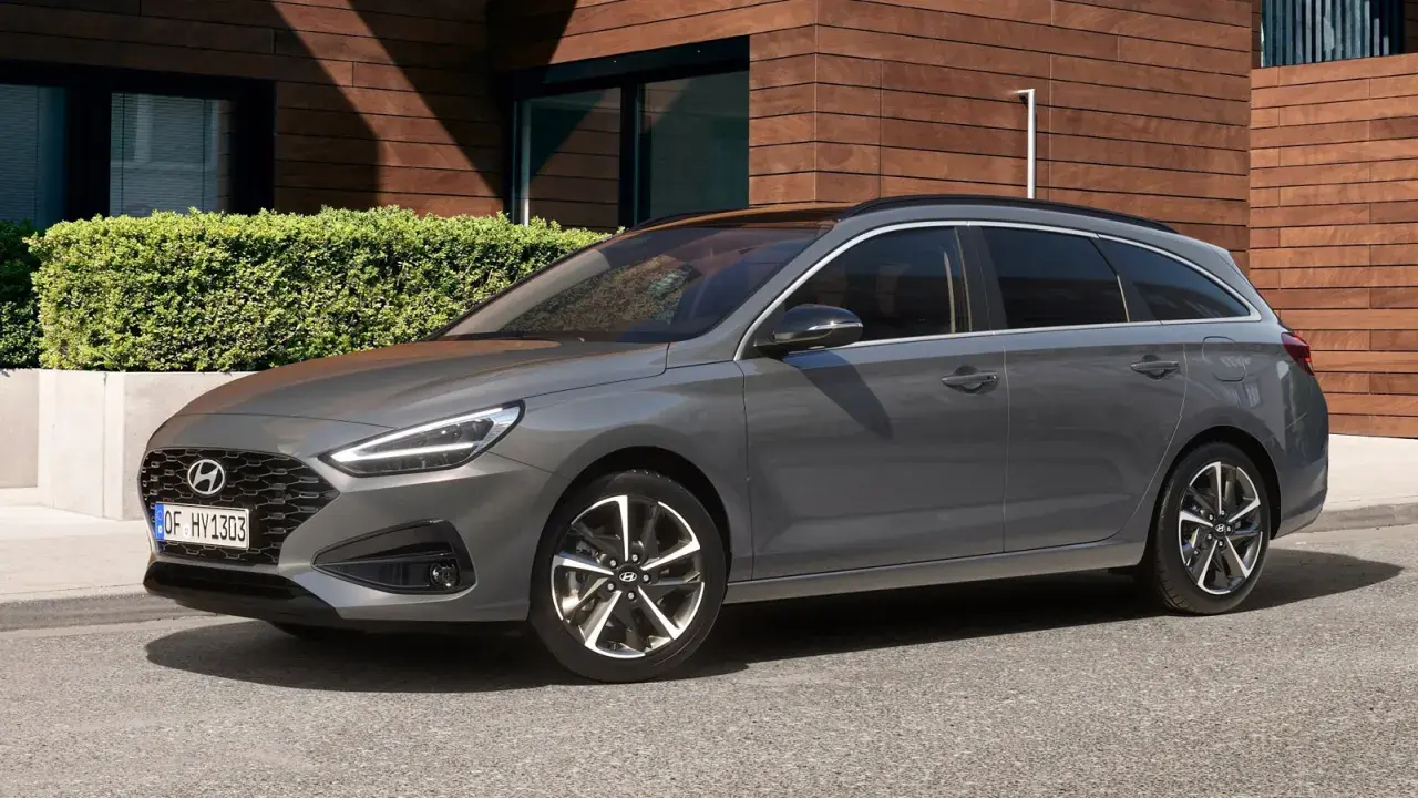 Szary Hyundai i30 kombi, idealny na rodzinne wyjazdy. Sprawdź atrakcyjną cenę nowego modelu!