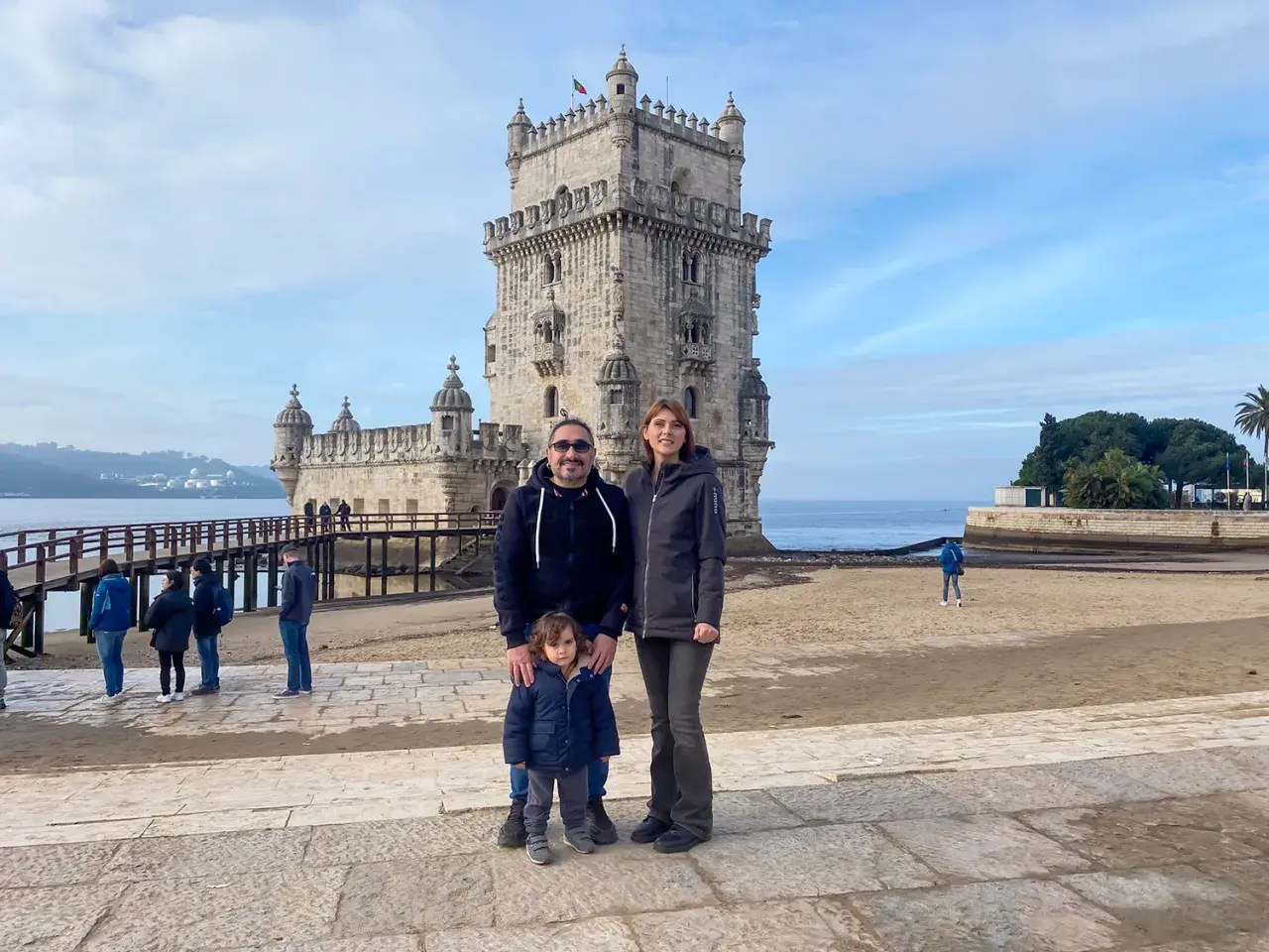 Famiglia felice a Lisbona con i bambini, davanti alla Torre di Belém. Un ricordo indimenticabile di questa bellissima città.