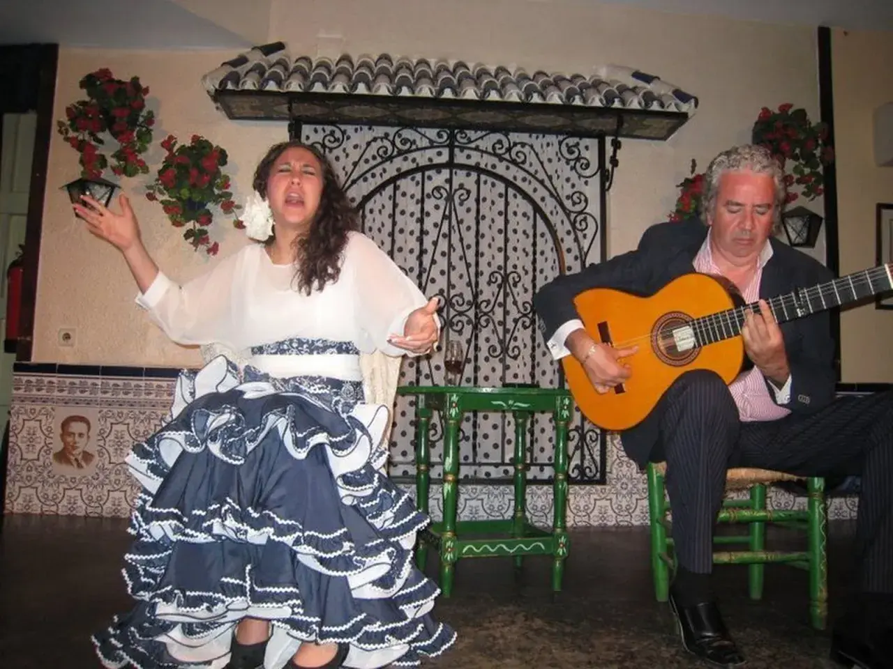 Una bailaora flamenca y un guitarrista, ¿de donde viene la palabra ole? La pasión en sus gestos evoca la fuerza de esta exclamación.