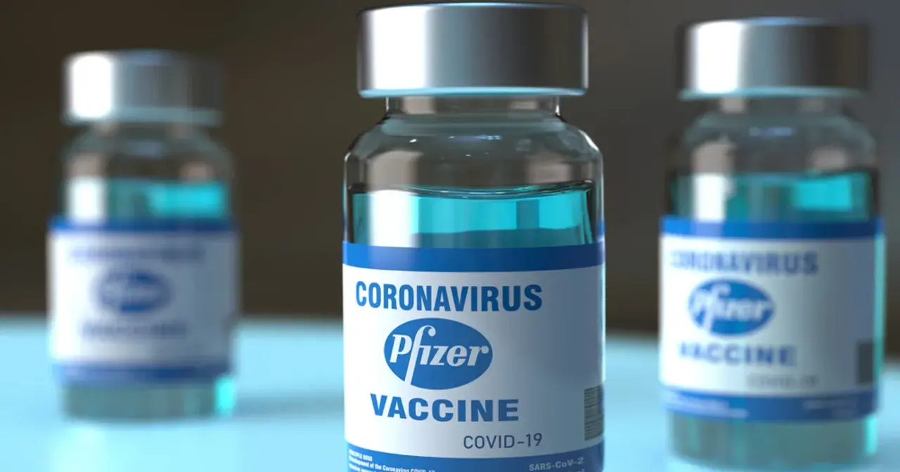 Szczepionka na covid Pfizer, trzy fiolki z niebieskim płynem, gotowe do ochrony przed wirusem.