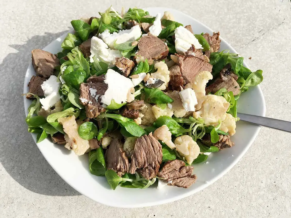 Herzhafter Salat mit zartem Rindfleisch, cremigem Ziegenkäse und knackigem Blumenkohl. Perfekt als Antwort auf die Frage: welches Fleisch zu Blumenkohl.