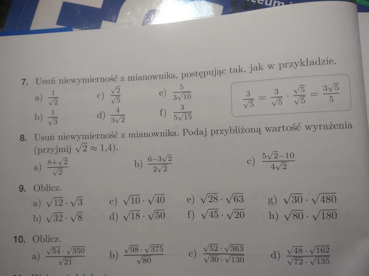 Zadanie 7: usuwanie niewymierności z mianownika. Przykład pokazuje, jak pozbyć się pierwiastka z mianownika, mnożąc licznik i mianownik przez ten sam pierwiastek.