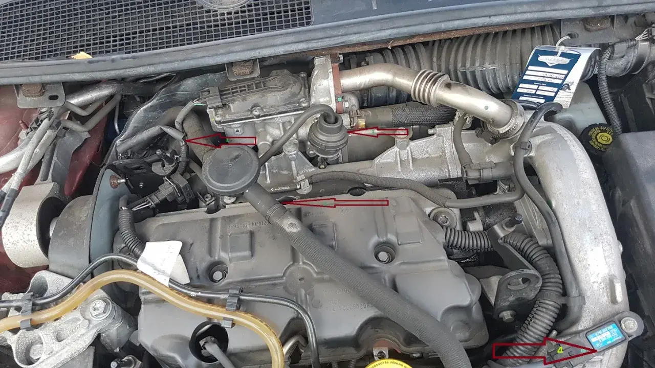 Silnik Renault z zaznaczonymi elementami, potencjalnie związanymi z błędem dtc p0235.