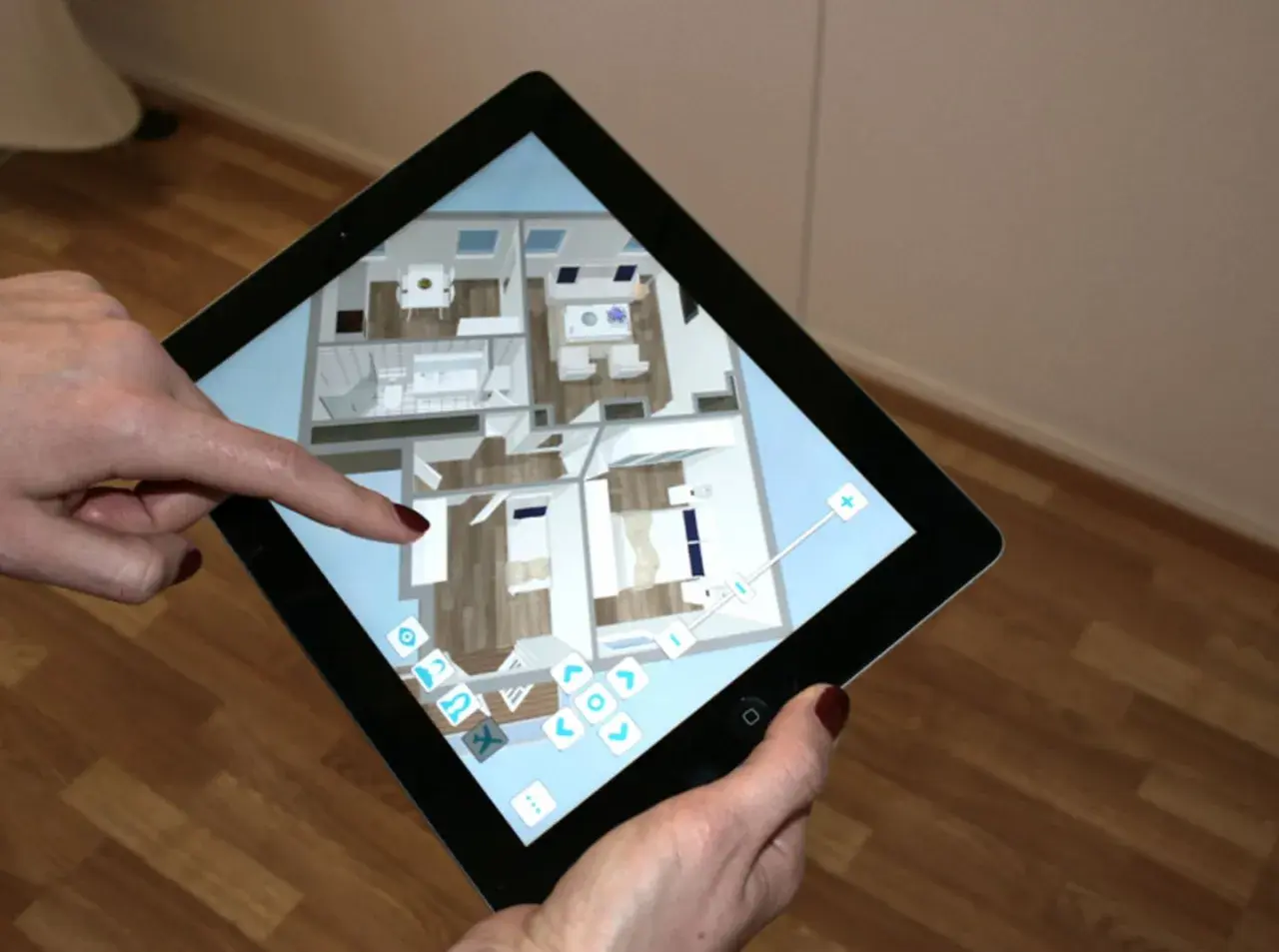 Mit einem Tablet wird die Planung zum Haus einrichten. Eine Person navigiert durch einen 3D-Grundriss, um Möbel zu platzieren und Räume zu gestalten.