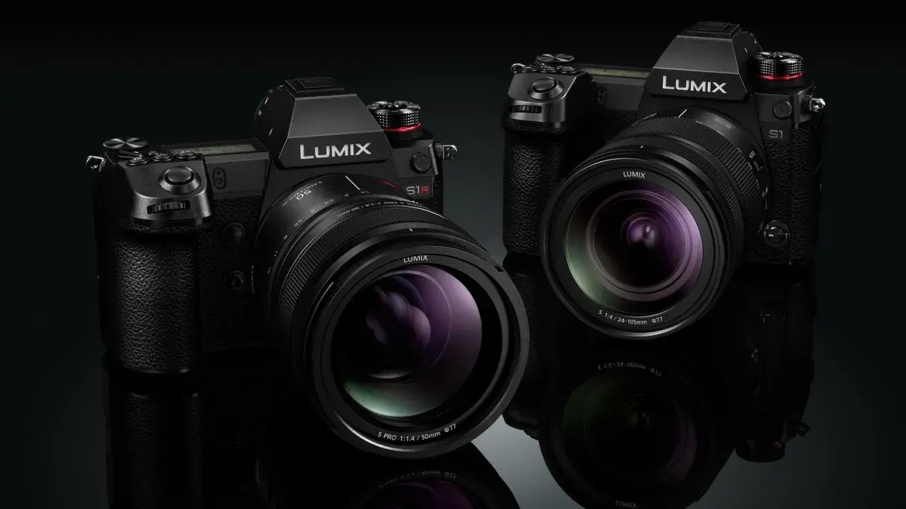 Dwa aparaty Panasonic Lumix S1 i S1R z obiektywami, gotowe do uchwycenia każdej chwili.